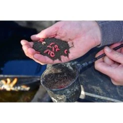 DYNAMITE BAITS Dynamite Swim Stim Groundbait F1 Sweet Black 800g -Angelausrüstungsgeschäft f1 cool water groundbait with maggots 550x550w